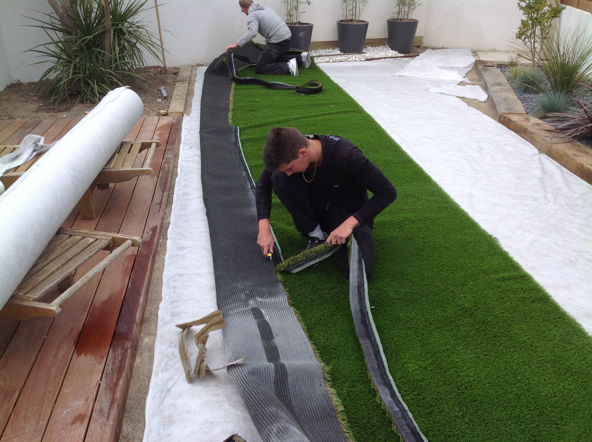 Découpe d'un gazon synthétique à Aix en Provence